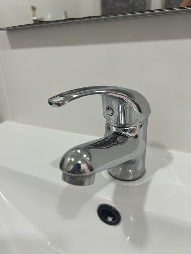 Móvel de WC com lavatório e torneira