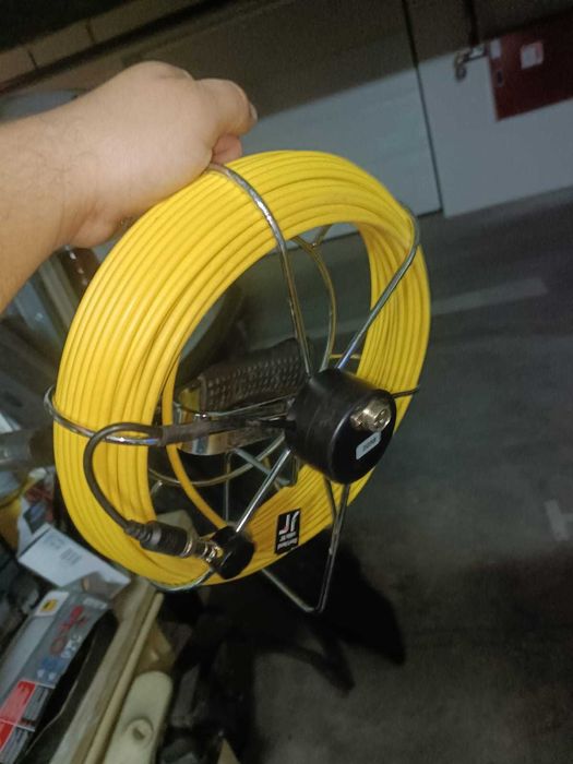 Câmara para esgotos ou tubulações com detector de localização.
