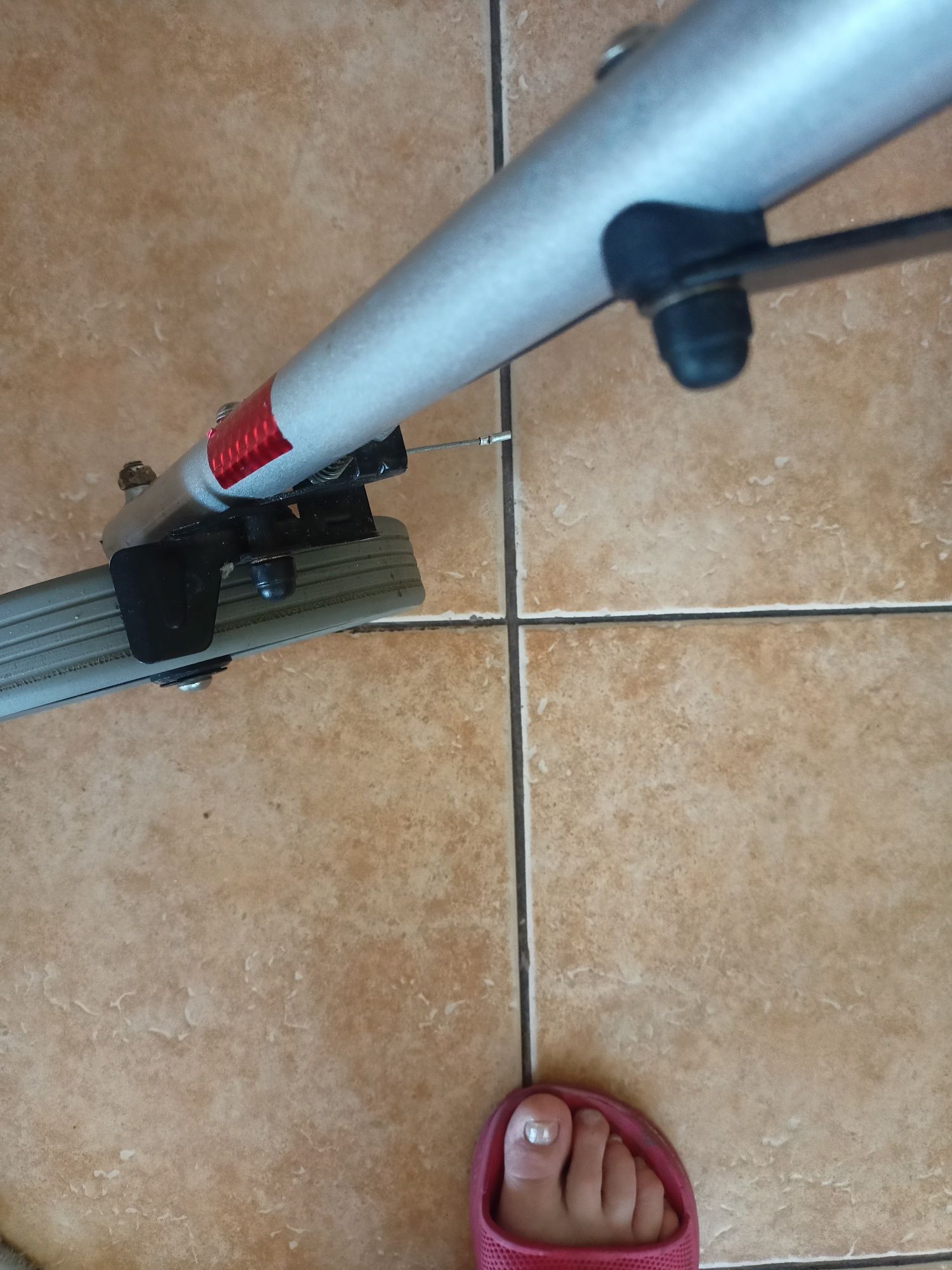 Chodzik z siedziskiem , wyrób medyczny, aluminiowy, b.lekki.