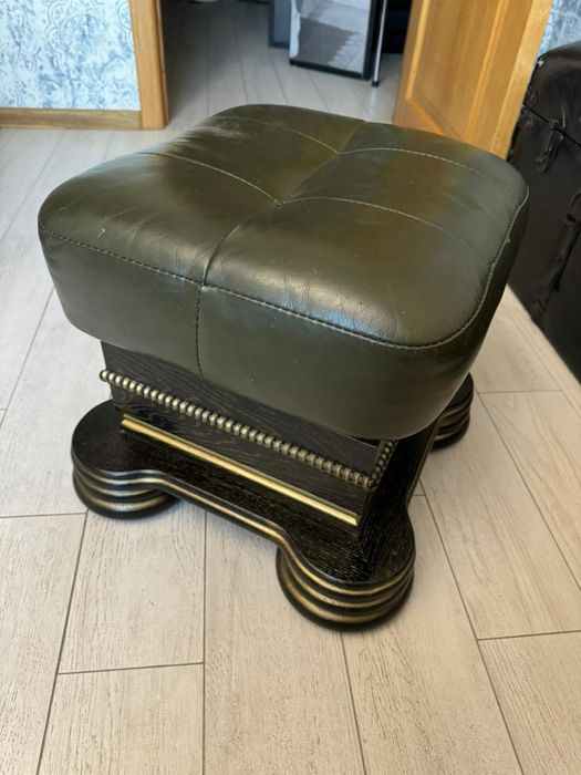 Шкіряний диван ,2 пуфи ,стіл .Італія