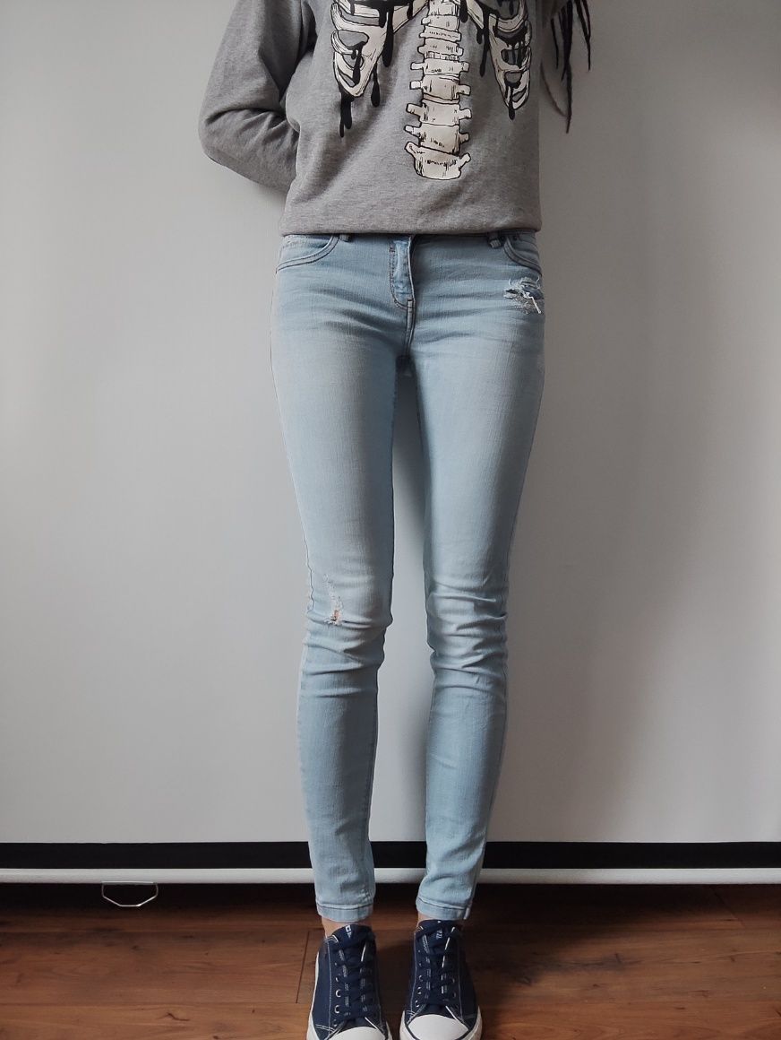 Jasne jeansy rurki Stradivarius dziury przetarcia modne