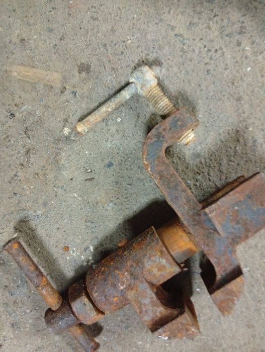 Тиски настольні  продам