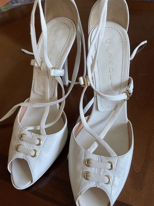 Босоножки белые женские.