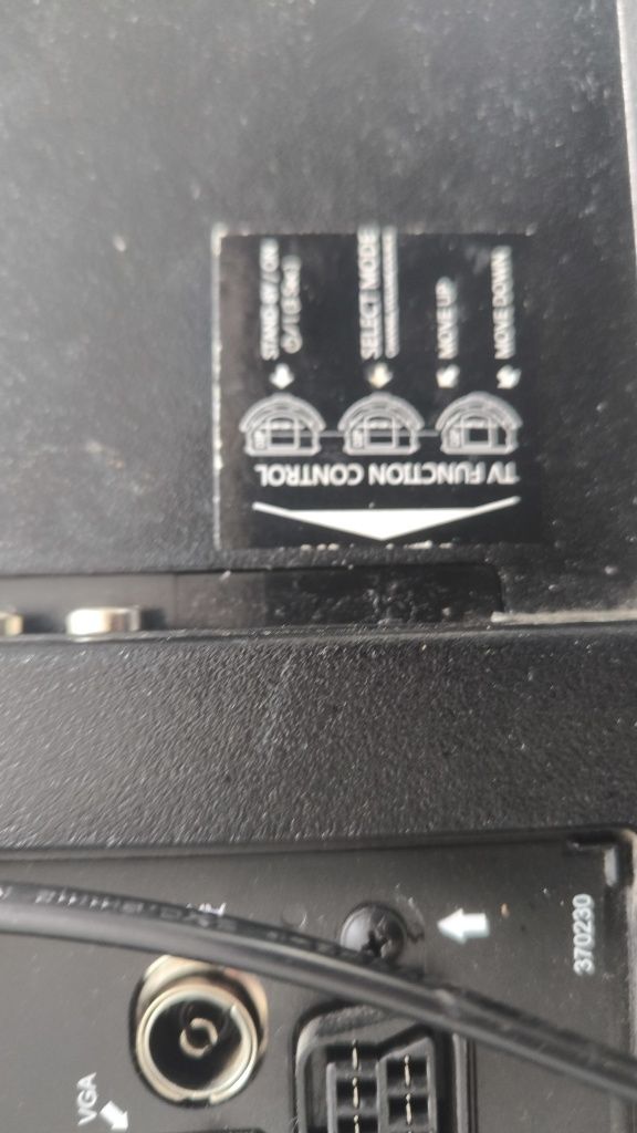 TV LCD Kunft 32'' com comando e suporte de parede