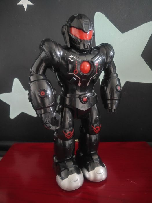 Duży robot gra chodzi świeci
