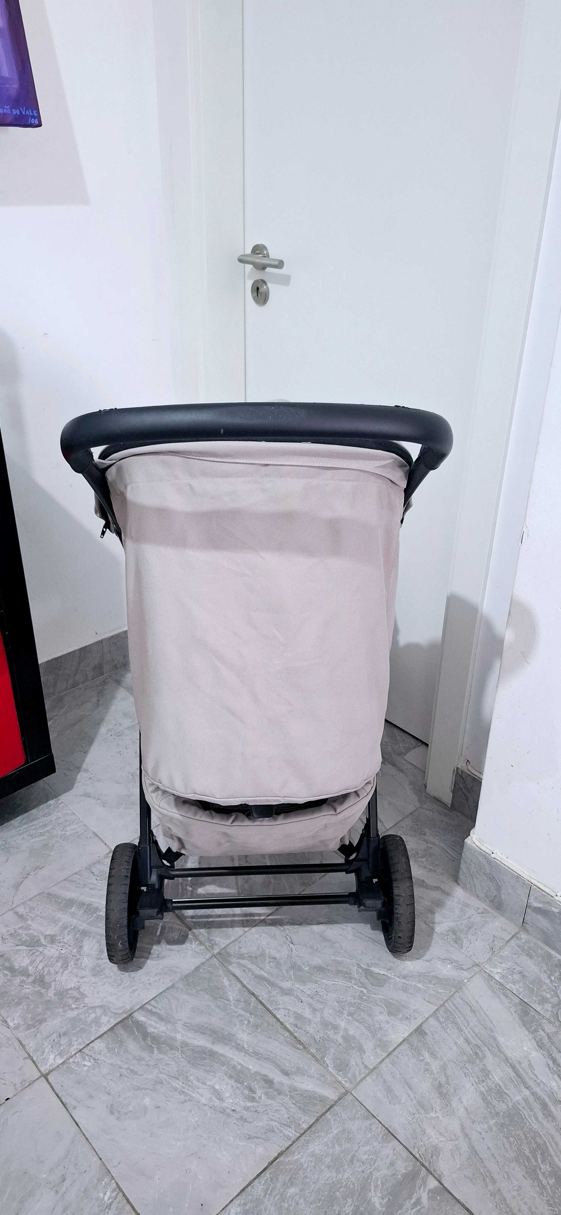 URGENTE PARA DESOCUPAR!Carrinho leve  prático e moderno da chicco