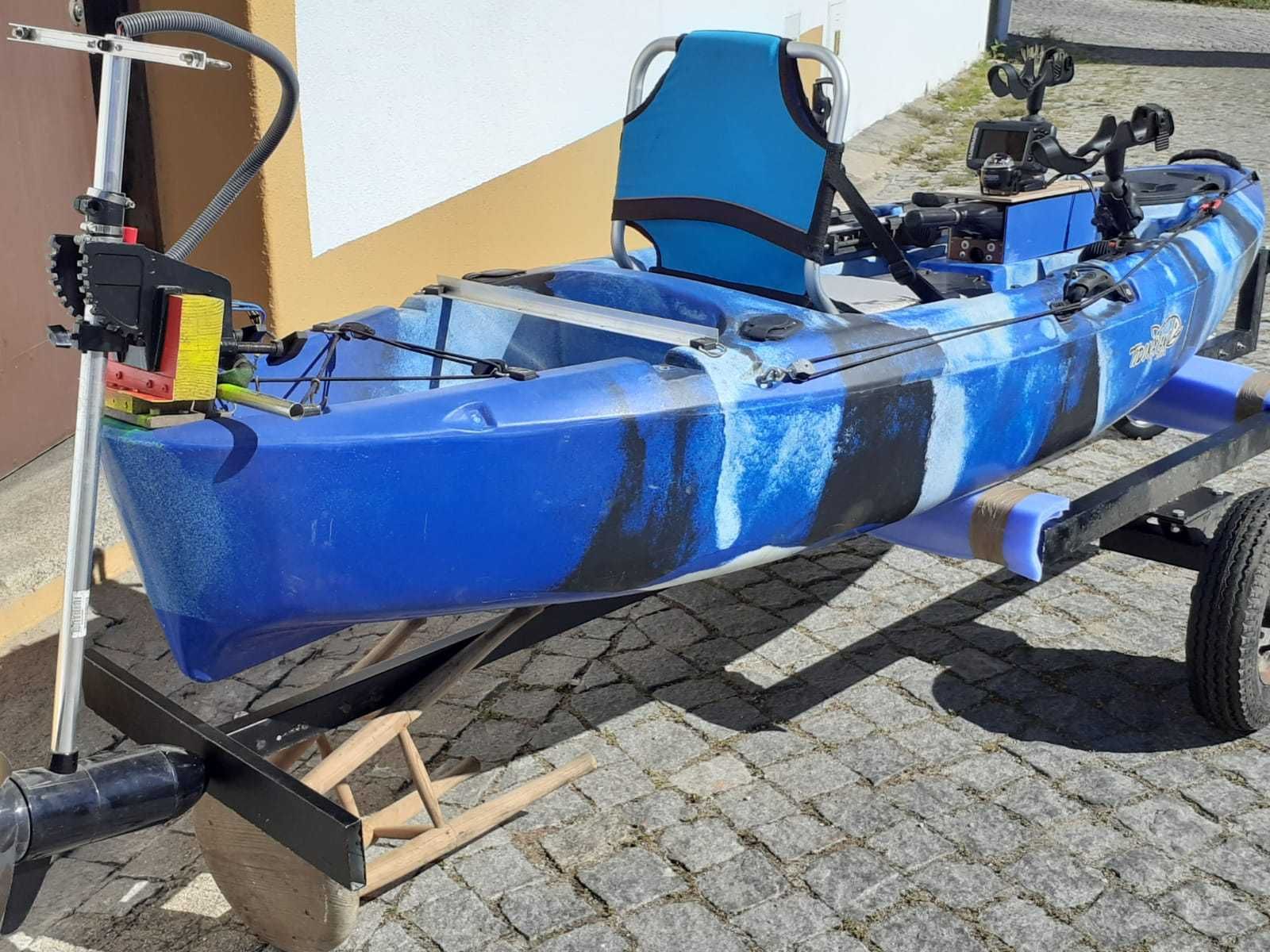 Kayak com sonda Lowrance Hook 4x c/ gps e motor Guide 44 libras