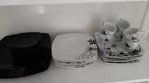 Serviço de pratos completo do gato preto