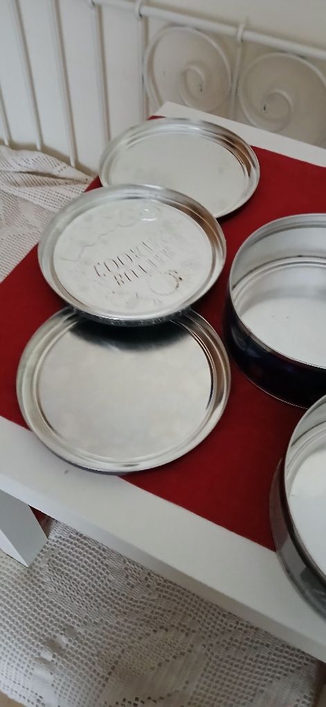 Latas de biscoitos, vazias