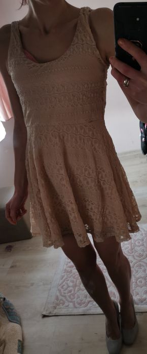 Krótka koronkowa sukienka tiulowa  na ramiaczkach rozkloszowana 40 L