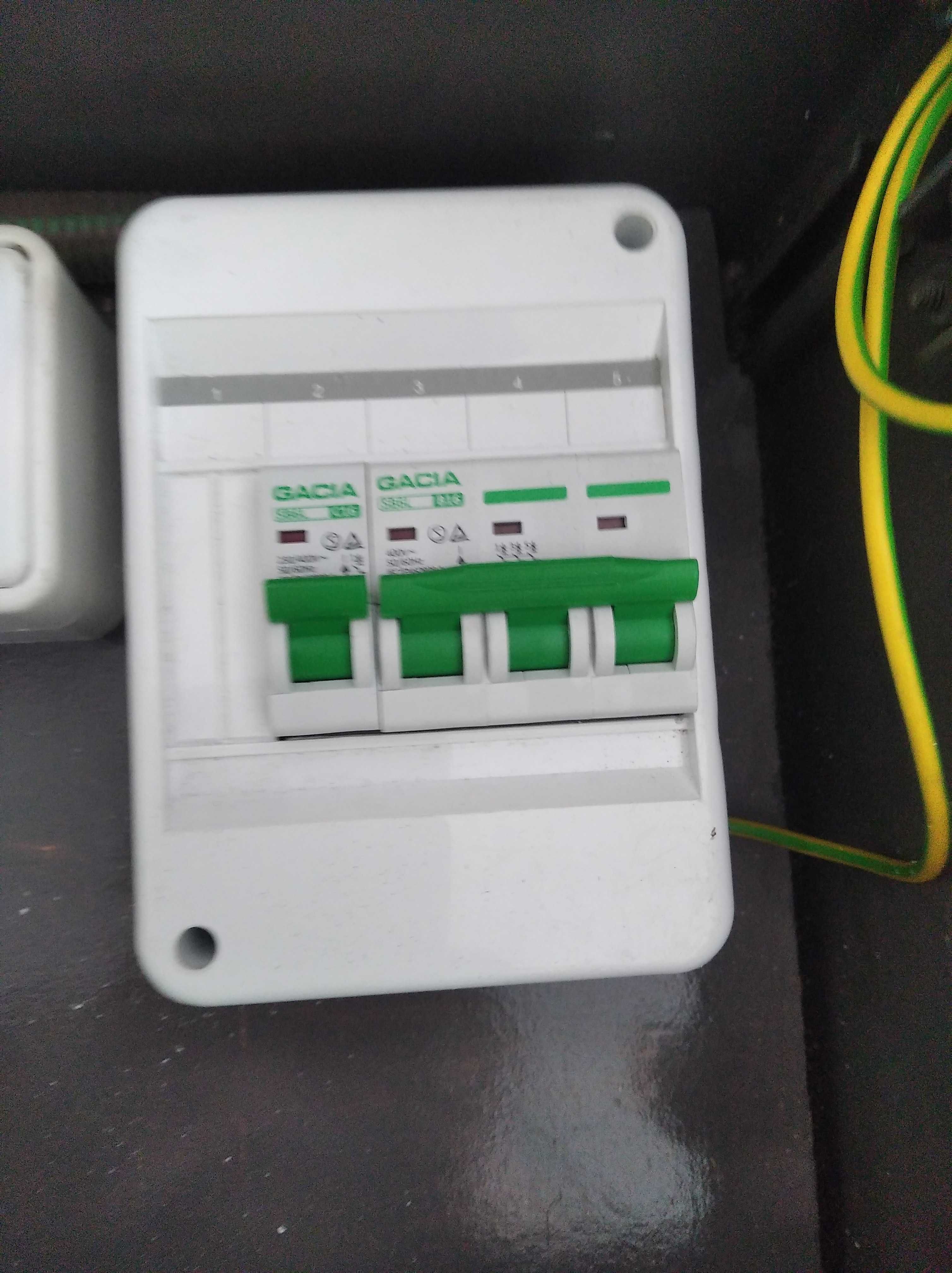 Rozdzielnia elektryczna ERBETKA 230V /400V + przedłużacz.