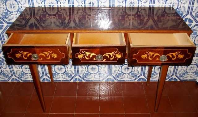 Mesa em madeira estilo D. Maria para hall de entrada.