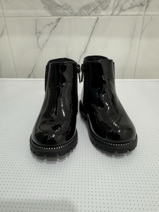 Стильні нові ботинки