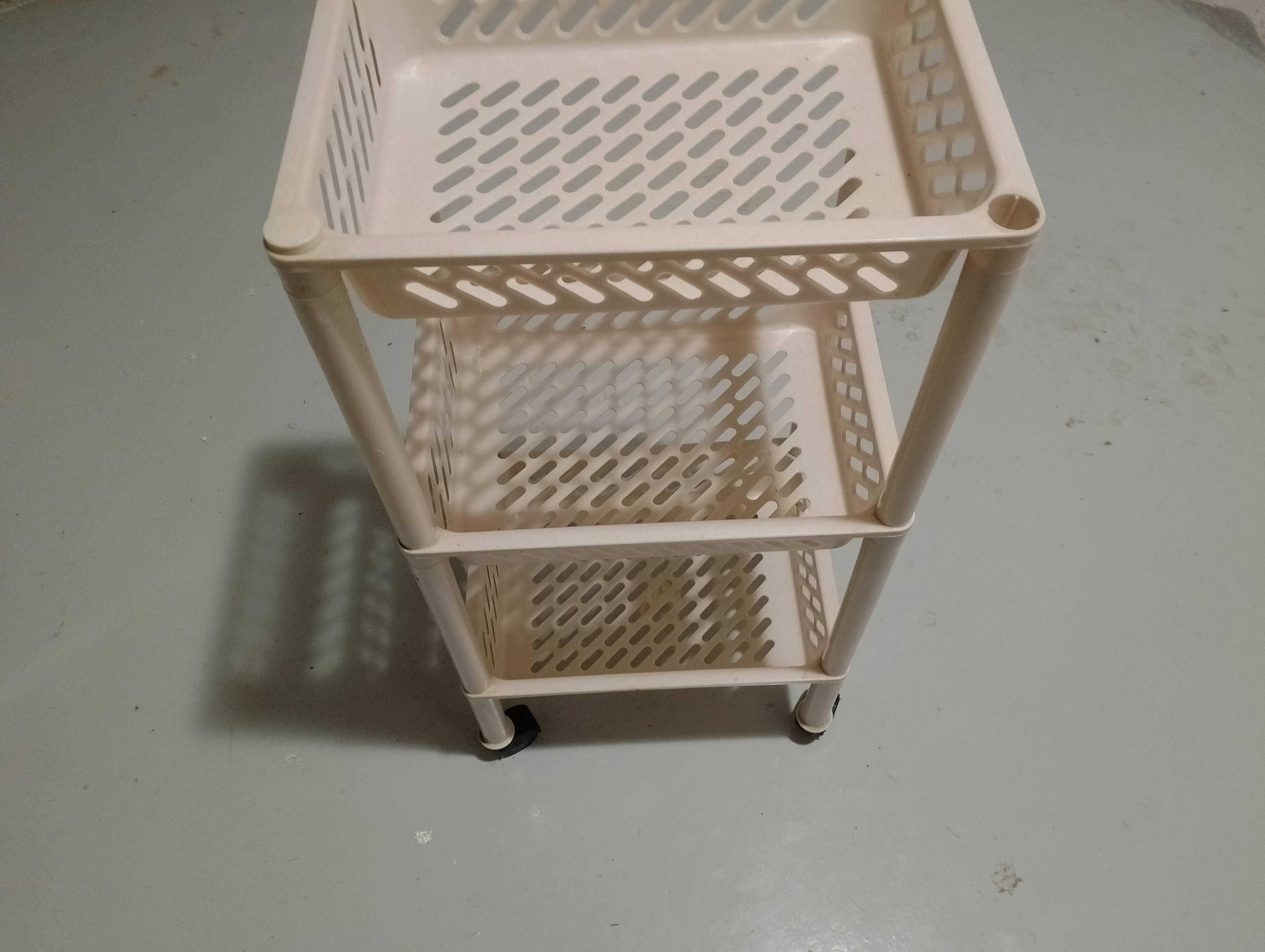 Plastikowy regał do łazienki wysokość 68 cm