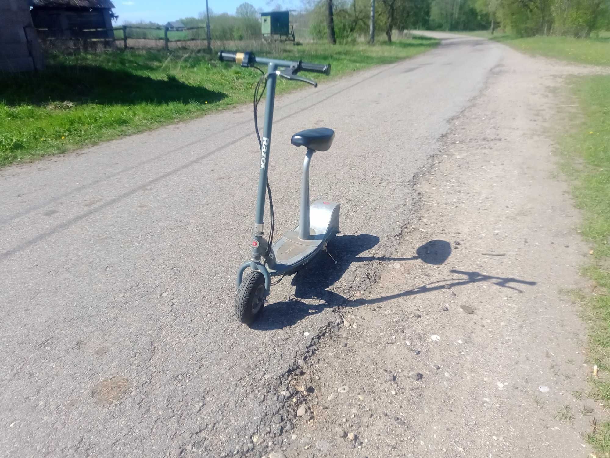 Hulajnoga elektryczna razor e300s