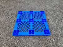 Palety plastikowe 110x110 cm - niebieska paleta
