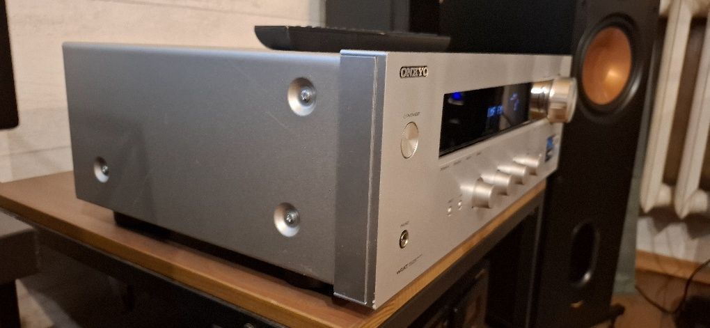 Amplituner Onkyo TX 8020.