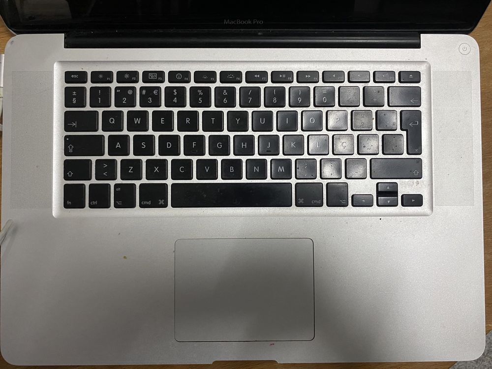 Macbook Pro para peças + carregador