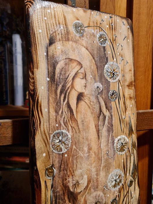 Duży anioł na drewnie, prezent, dmuchawce