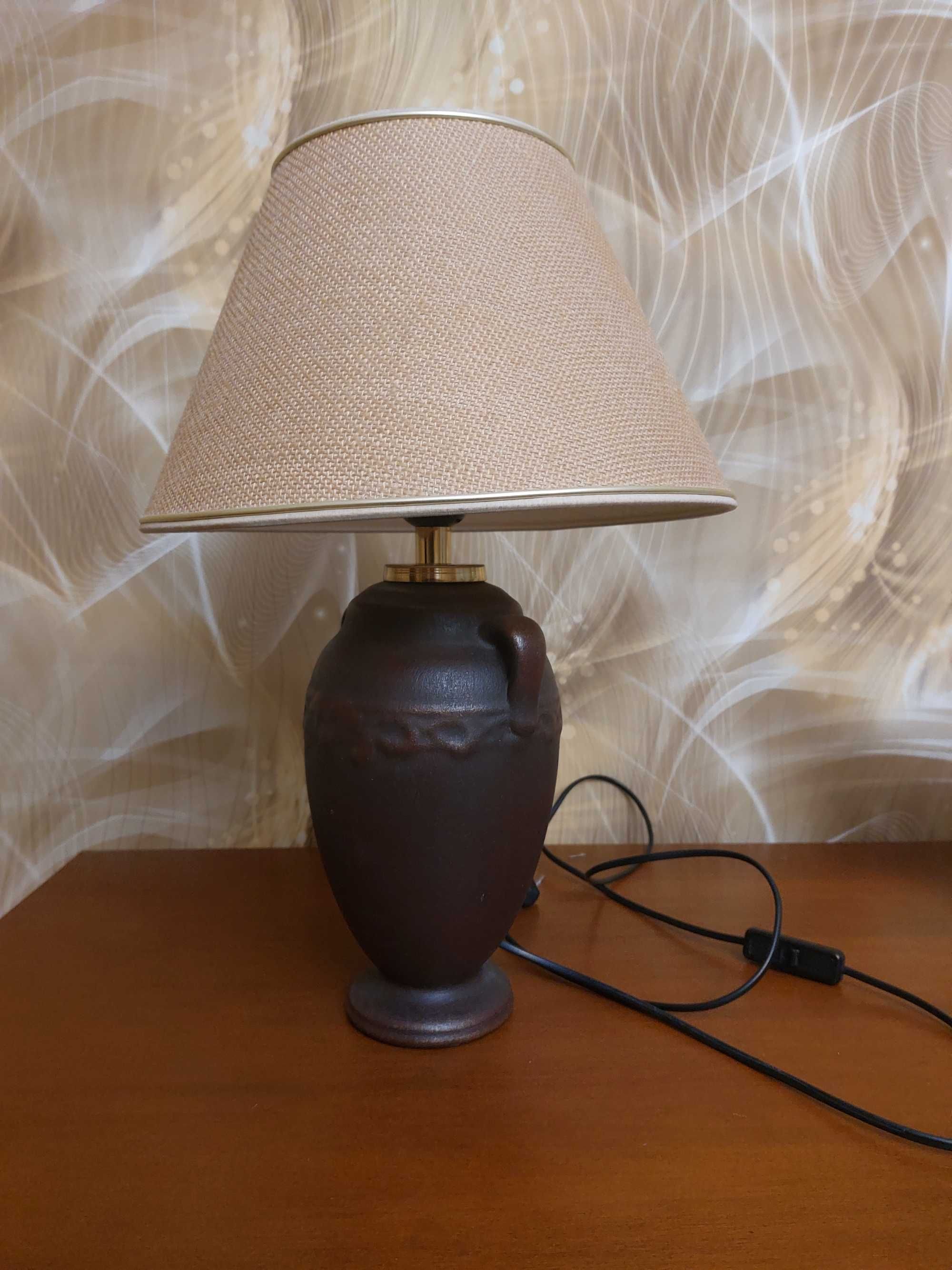 Lampa brązowa ceramika w kształcie amfory