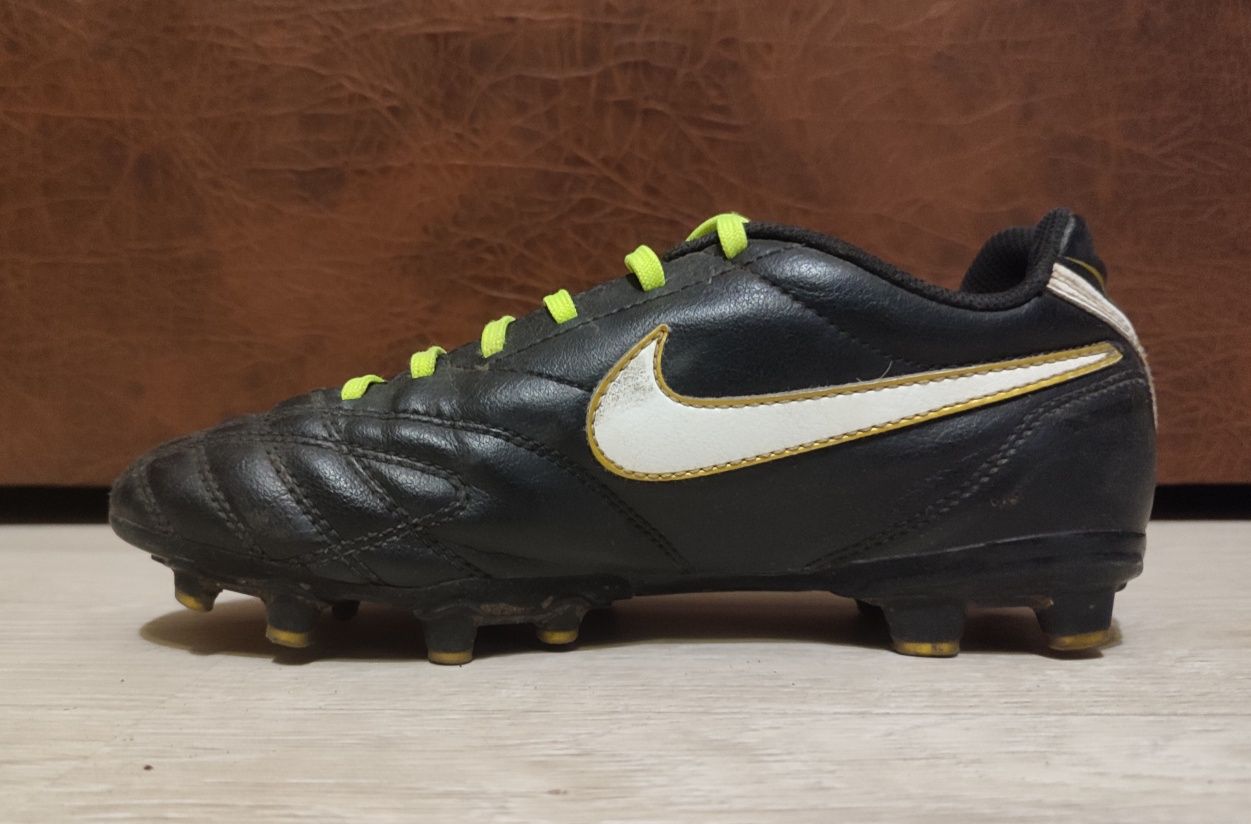 Nike Tiempo Legend 10R чoрнoго кольору.