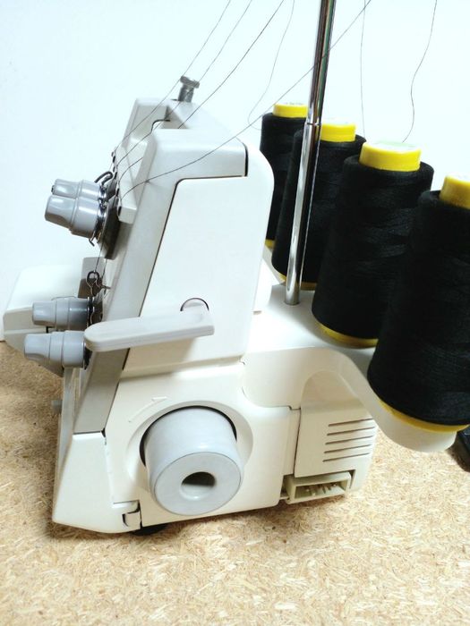 Оверлок  Janome  Японский Швейная машина  Б/У на гарантии