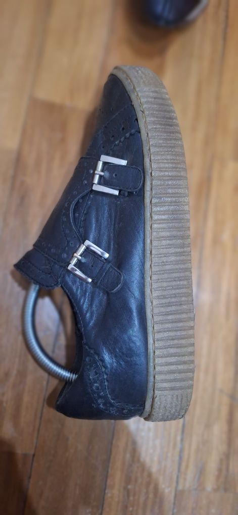 Sapatos tipo loafers mocassin em pele