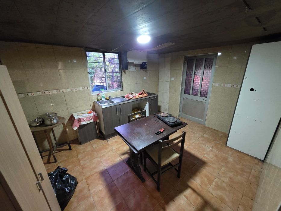 Vende se casa a precisar de obras