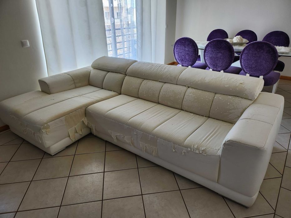 Sofá Branco Pele Marca Anaric com Chaise Long