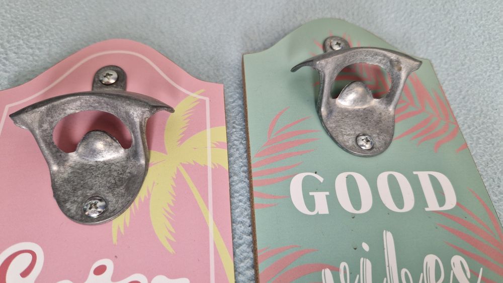 Otwieracz do butelek od piwa z pojemnikiem na kapsle