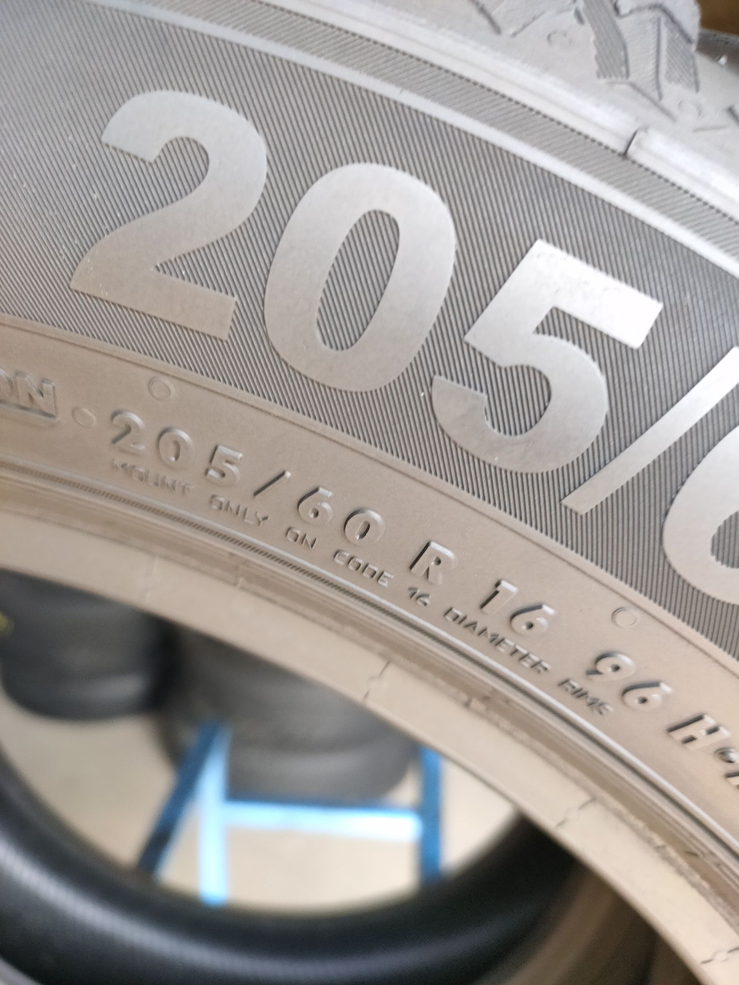 205/60r16 Semperit Speed-Grip 5 z 2021 roku około 7,5mm