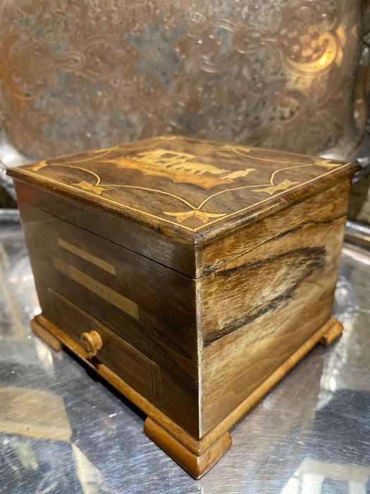 Caixa de Música Cigarreira Antiga Madeiras Nobres embutidos 14 cm
