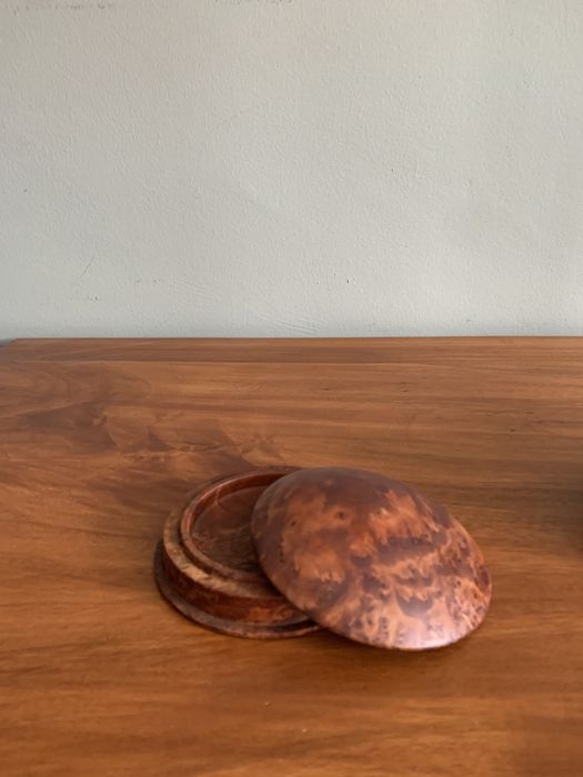 Caixa em raíz de nogueira