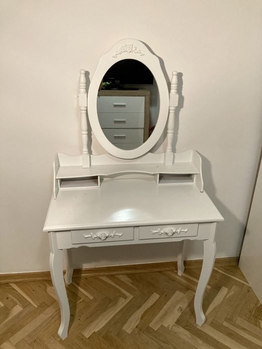Toaletka - stolik z lustrem