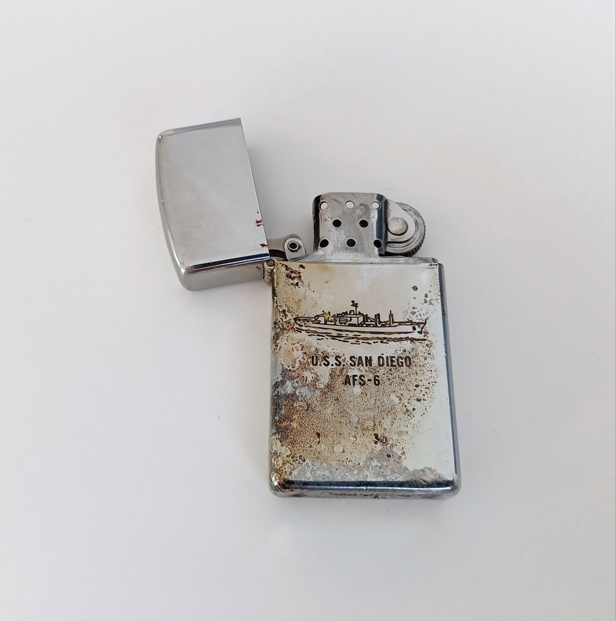 Stara zippo USS San Diego AFS-6 z 1980 roku