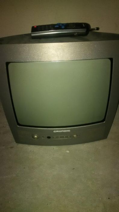 TV Grundig antiga com pega