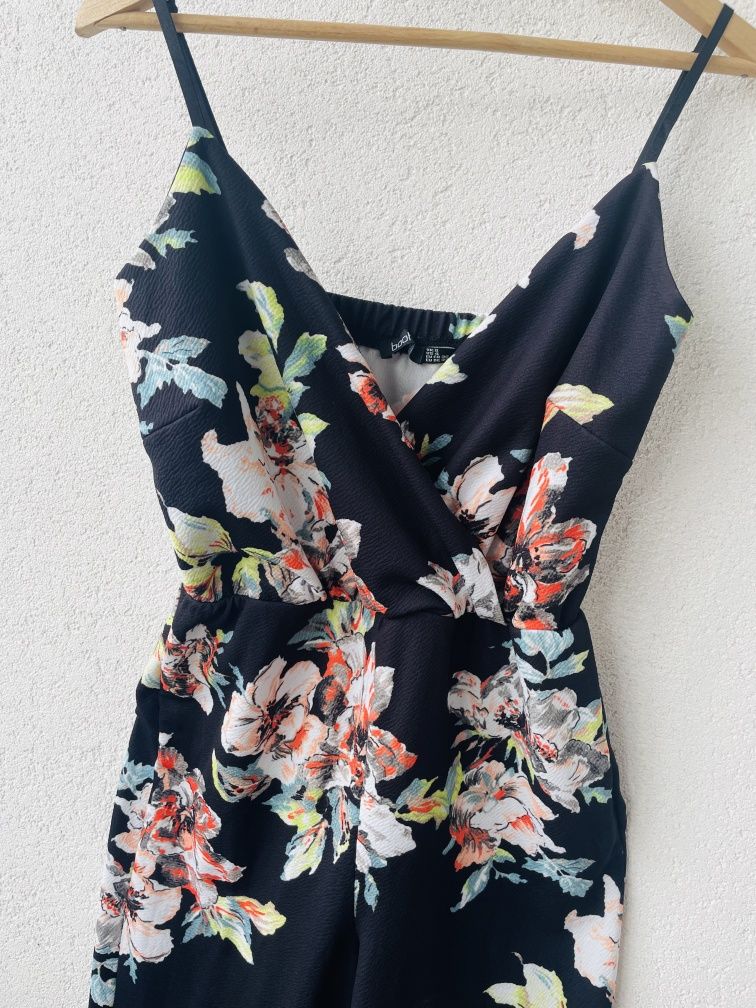 boohoo czarny kombinezon w kwiaty r.36