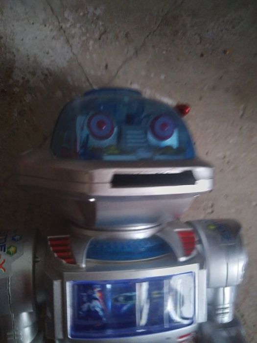 Игрушка робот интерактивньій