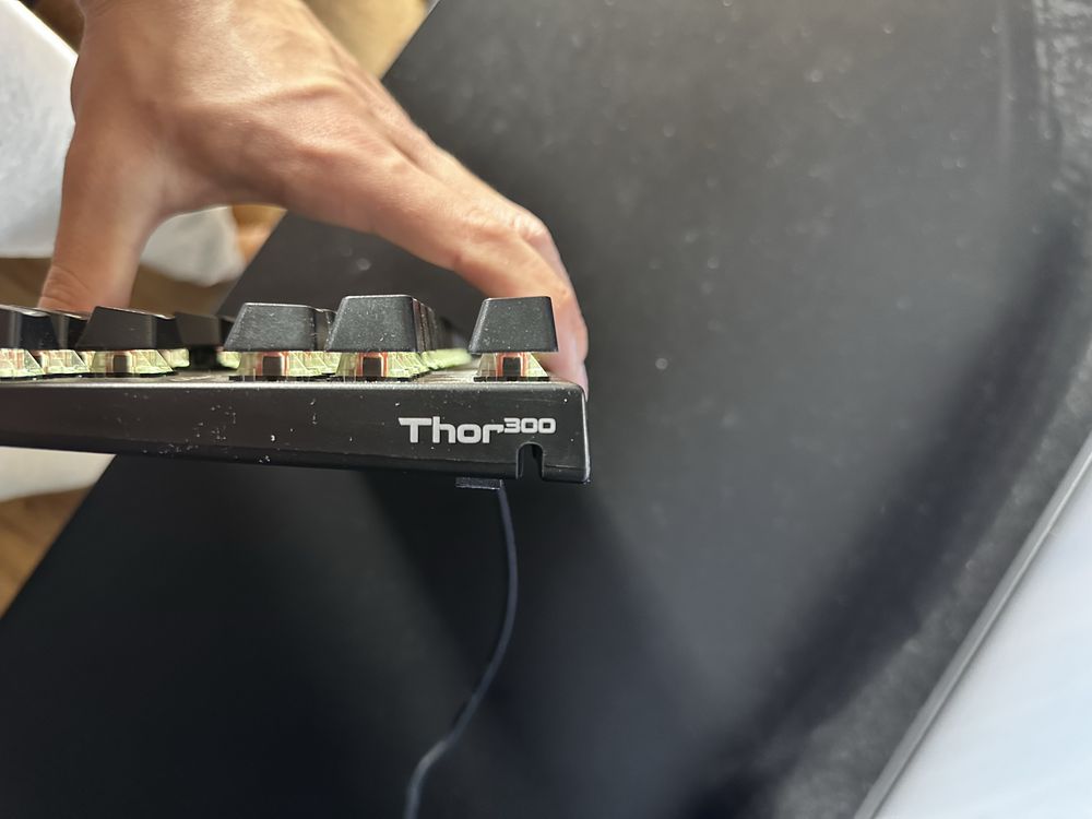 Klawiatura genesis thor tkl 300 red switch białe podświetlenie