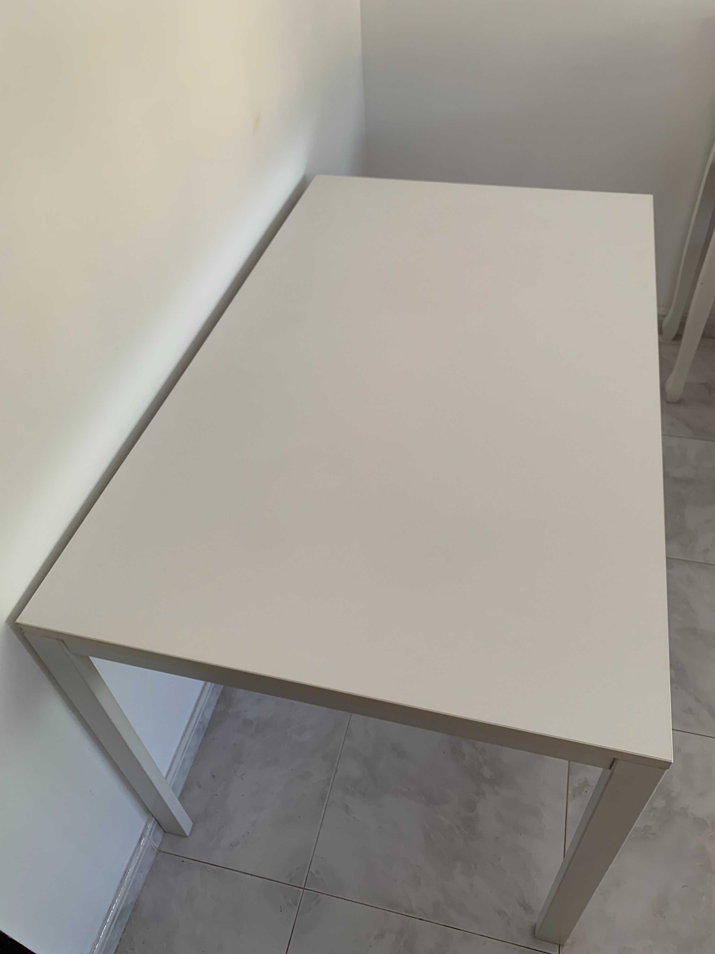 Mesa Ikea em perfeito estado