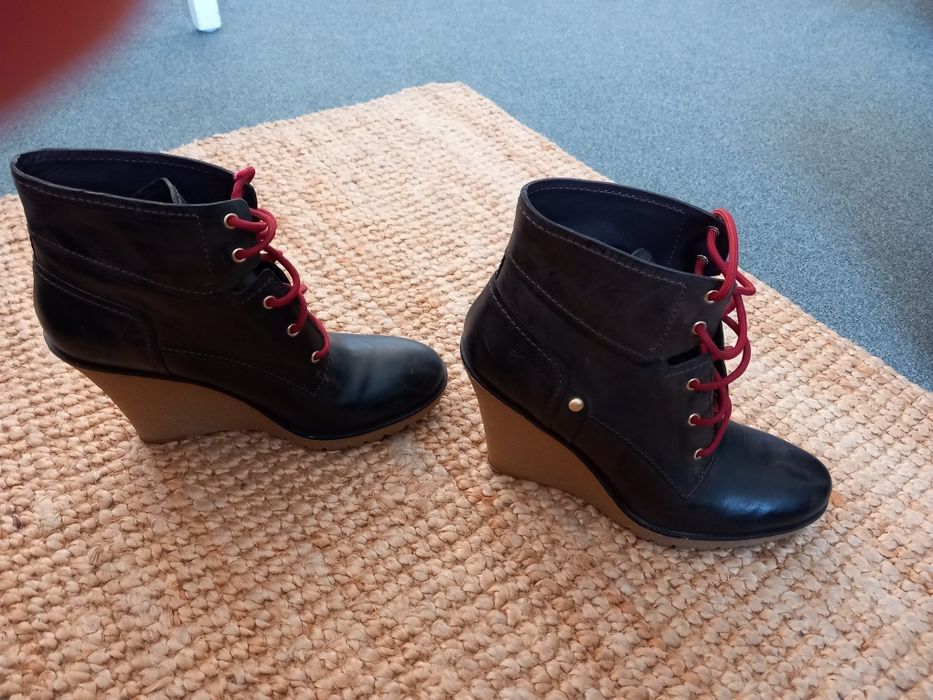 Botas castanhas marca ' guess  ' completamente novas