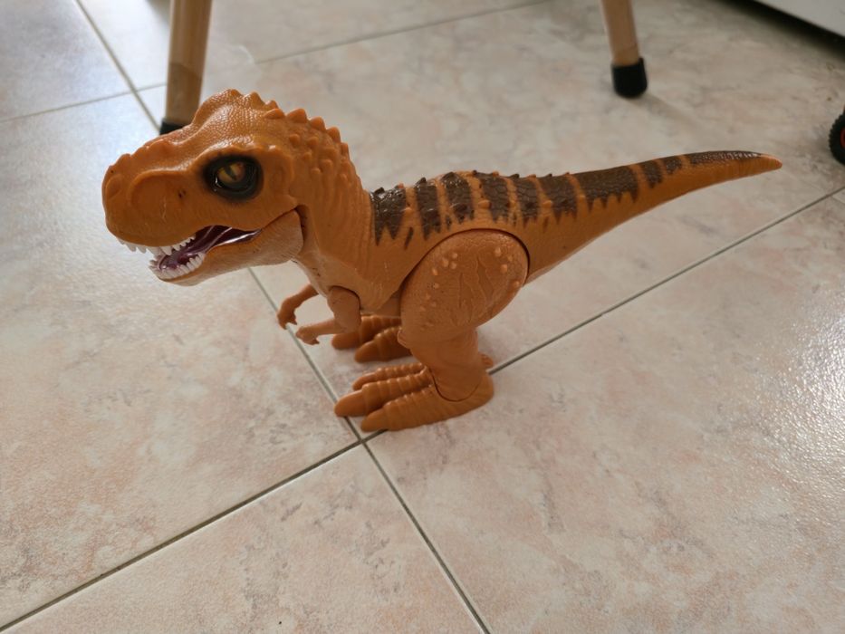 Dinossauro e faz barulho