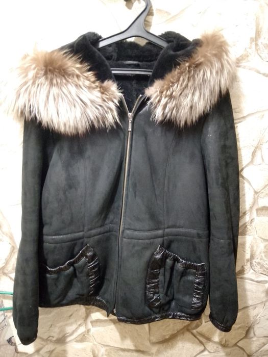 Продам женскую натуральную дубленку средней длинны.