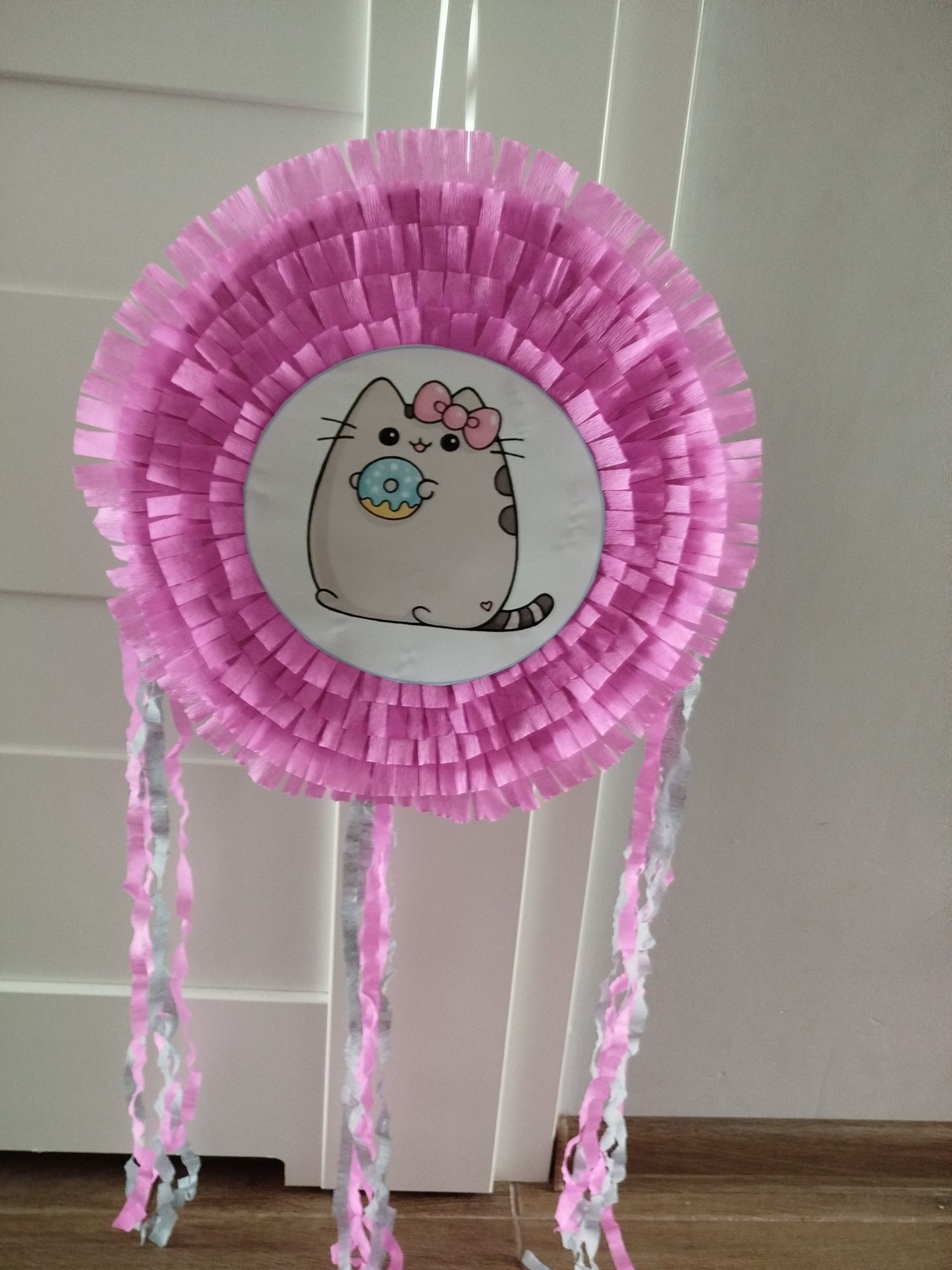 Piniata kot pusheen różowo szara z tasiemkami
