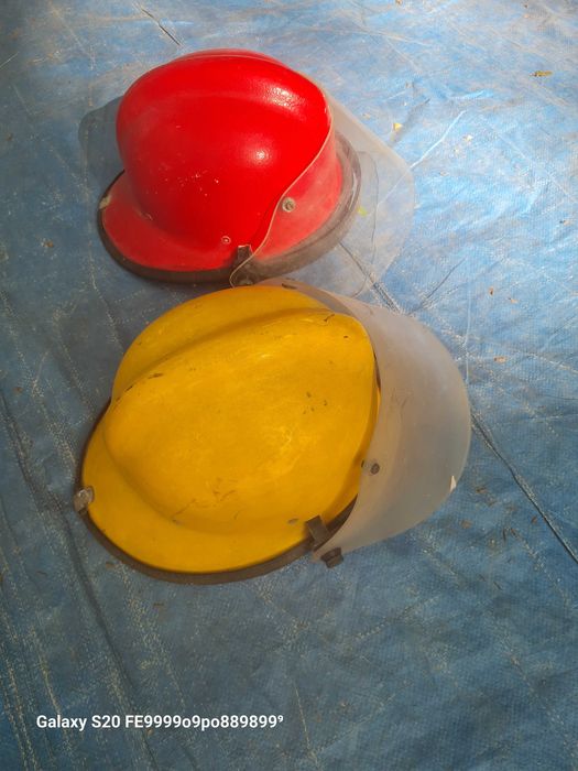 Capacetes dos bombeiros vintage.