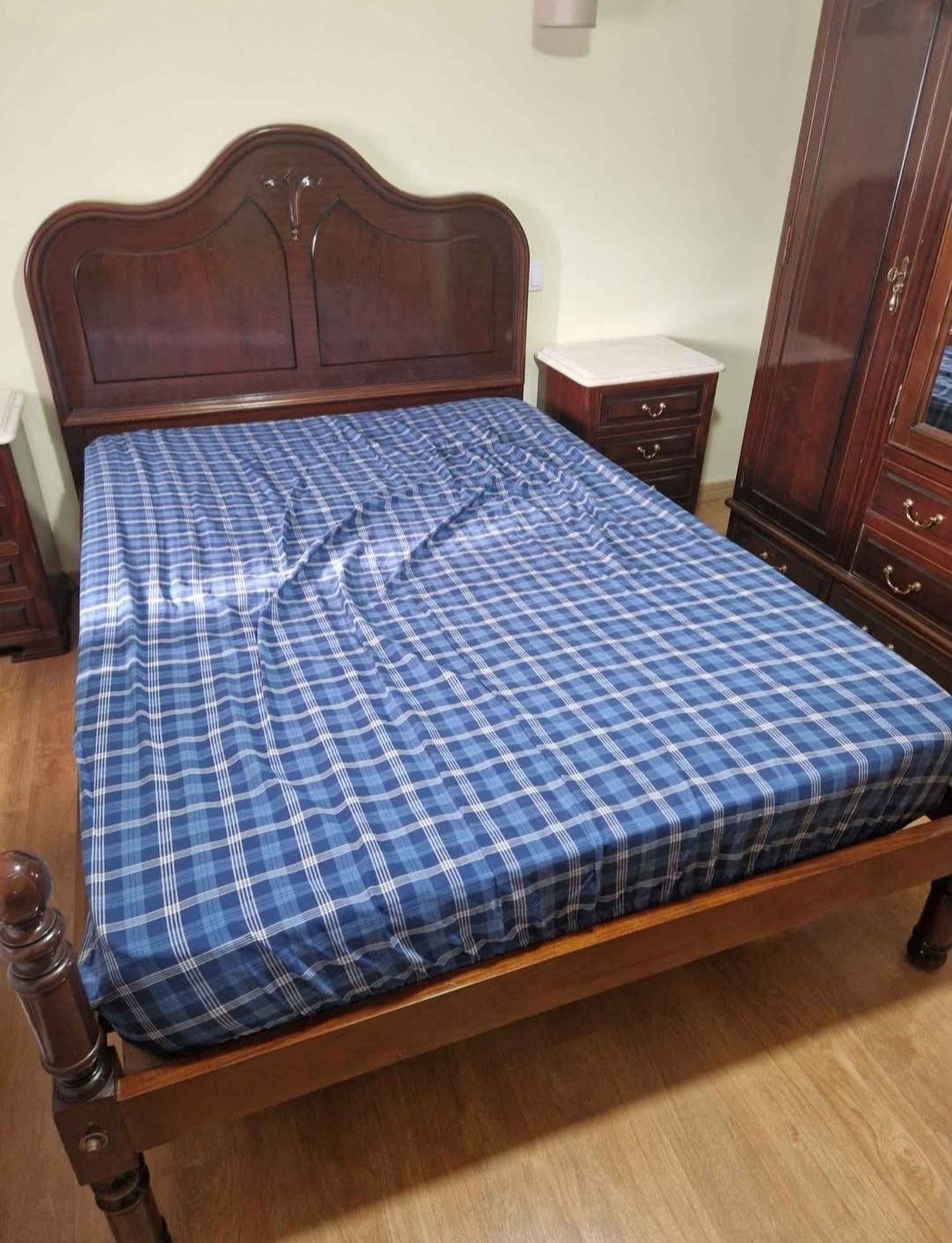 Mobília de quarto - madeira maciça