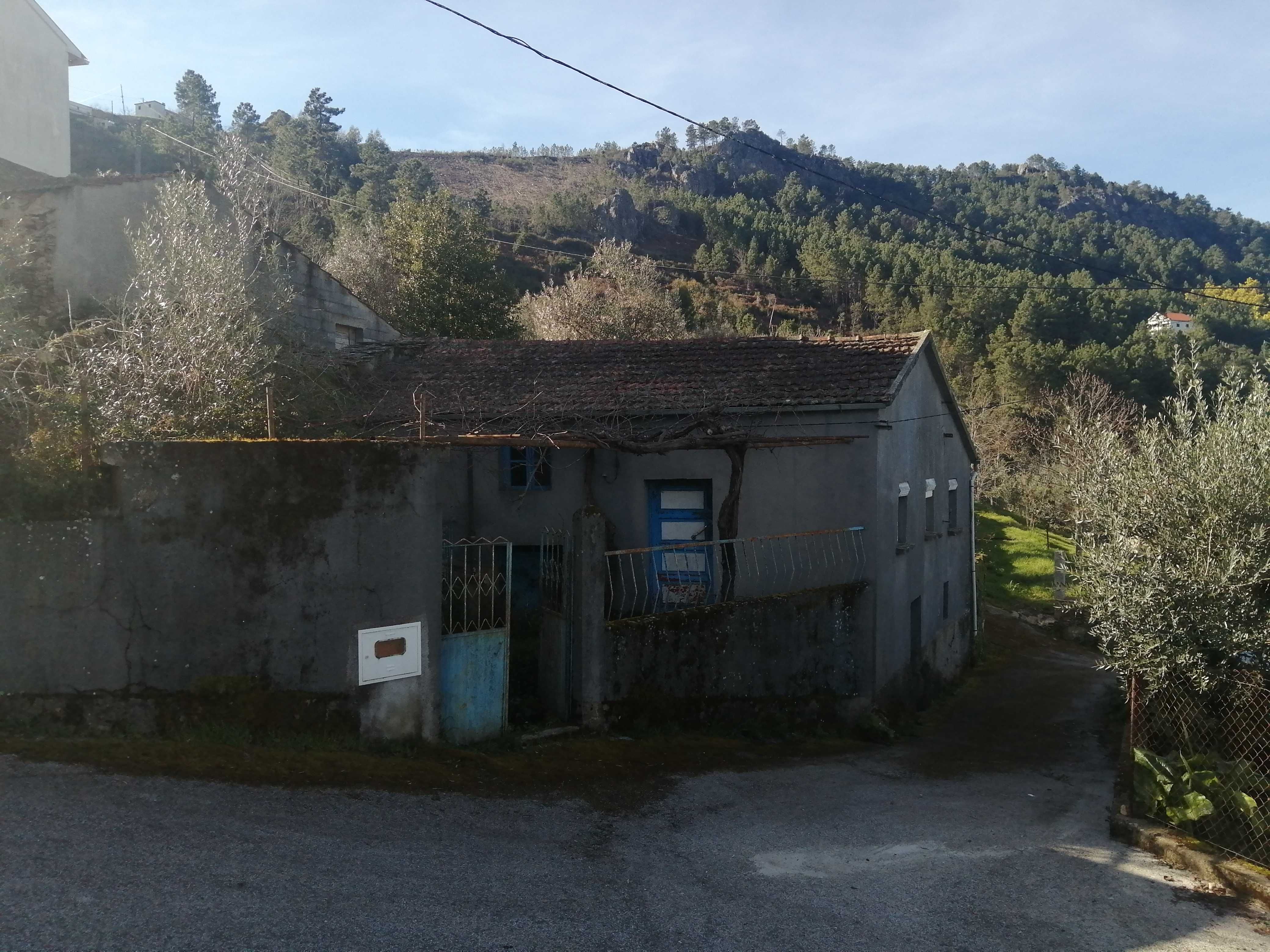 Moradia para recuperar no centro da aldeia de Portas do Souto