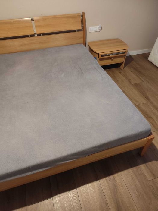 Łóżko do sypialni z szawkami