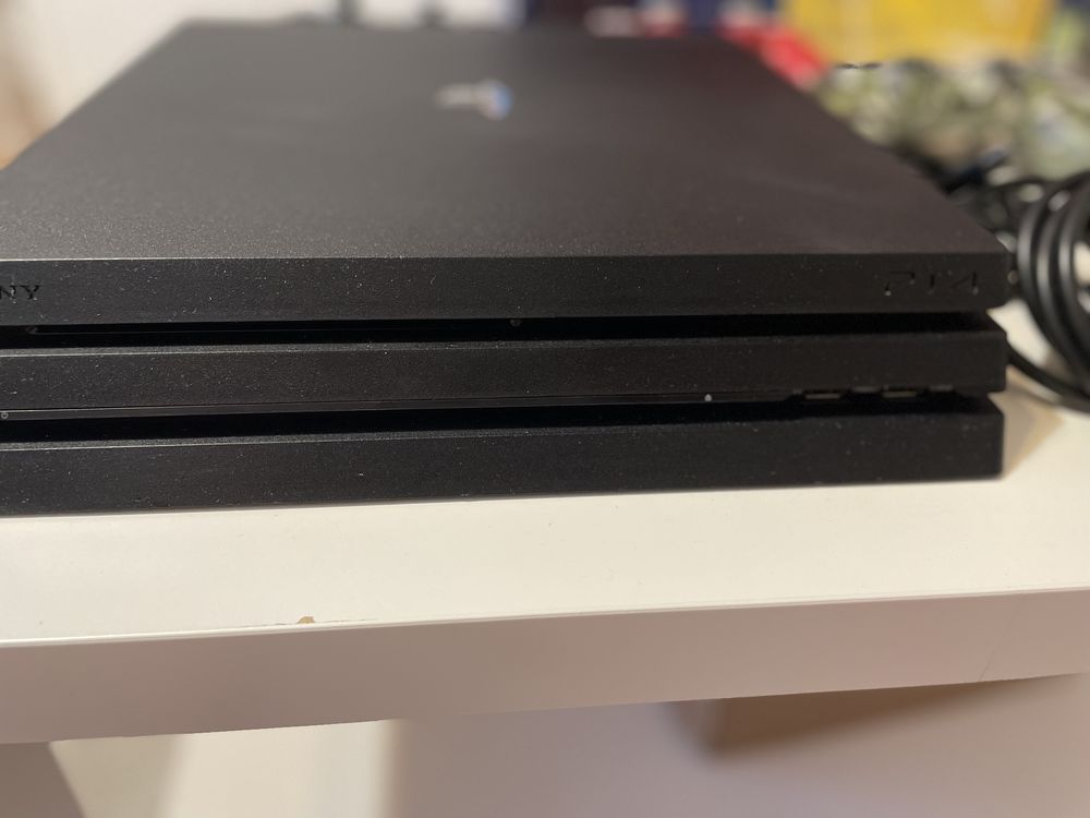 Ps4 pro 1TB, zadbana, 3 pady, walizka do transportu