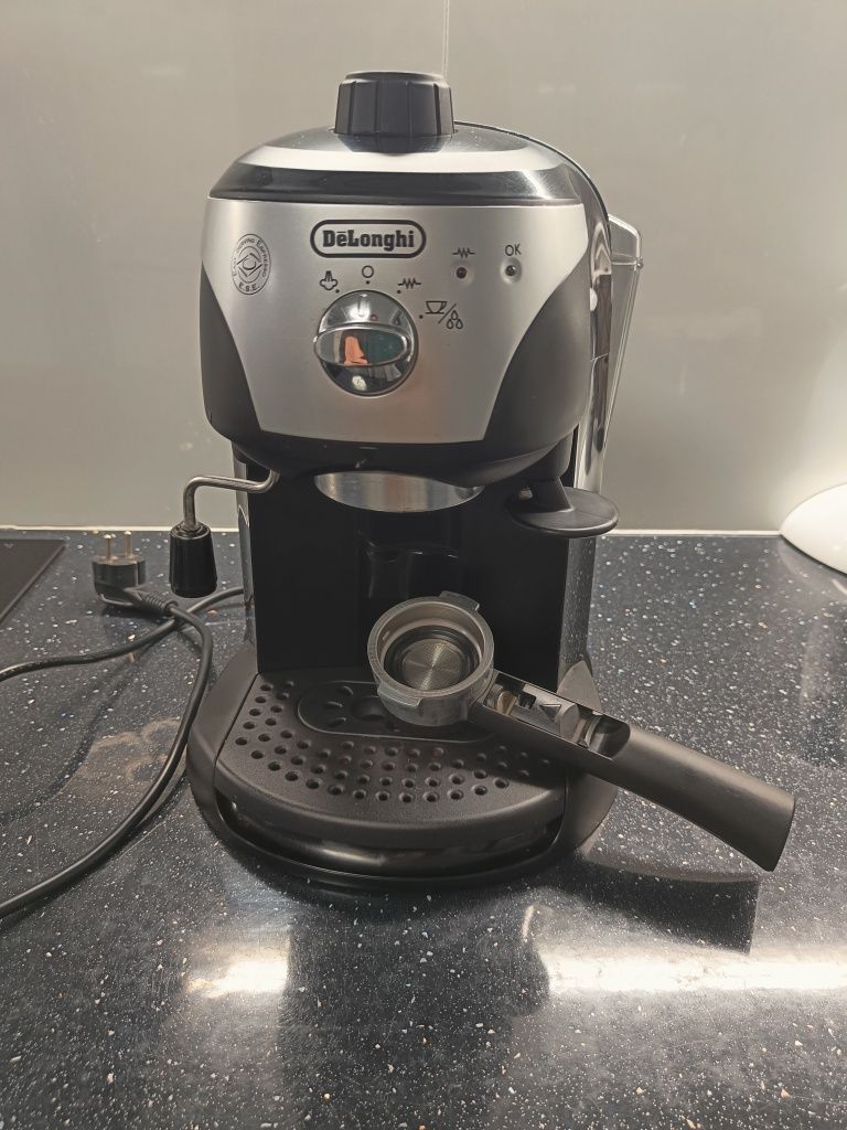 Kolbowy ekspres ciśnieniowy De'Longhi EC 220.CD 1100 W czarny